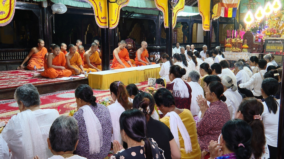 During the festival, Khmer people often gather at pagodas in the evenings to listen to monks’ chants and make offerings for blessings. (Photo: VNA)