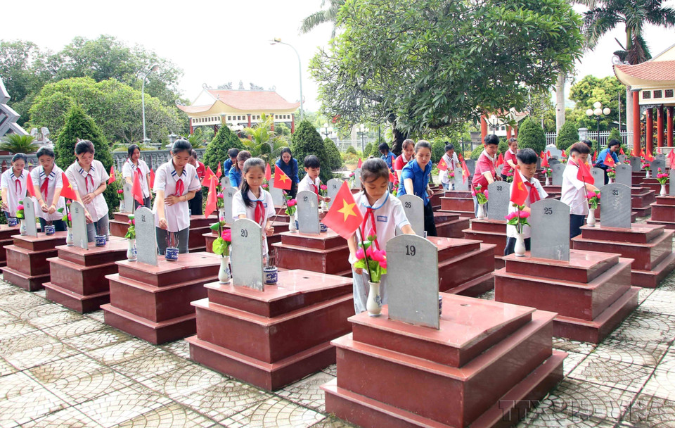 Children and youth union members in Yen Chau commune (Son La province) offer incense in remembrance of heroic martyrs at the local Martyrs' Cemetery. (Photo: VNA)