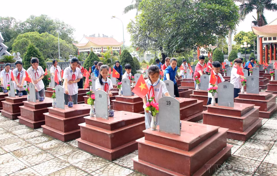 Children and youth union members in Yen Chau commune (Son La province) offer incense in remembrance of heroic martyrs at the local Martyrs' Cemetery. (Photo: VNA)