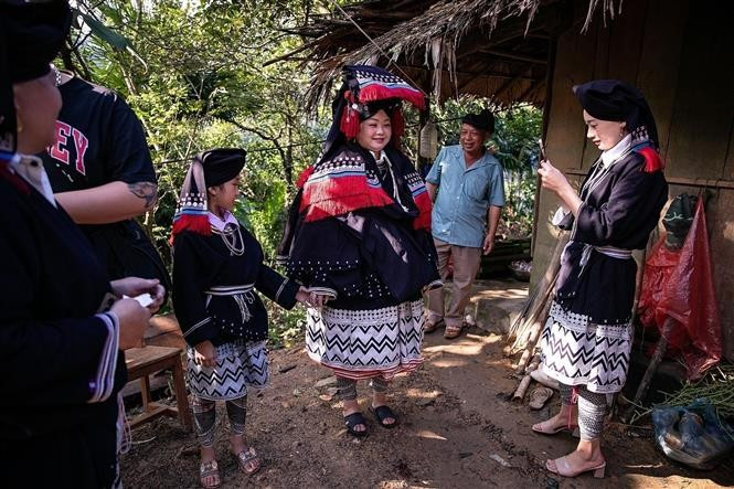 The matchmakers lead the wedding procession to escort the bride to the groom’s house. (Photo: VNA)