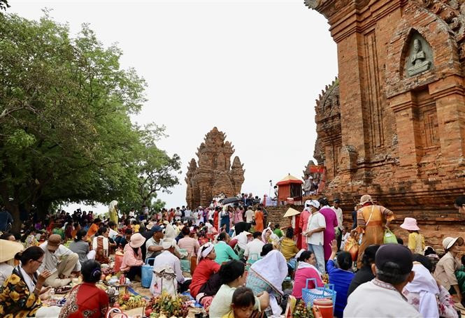 Cham people carry offerings to the tower during the Kate Festival to pay tribute to deities and ancestors, praying for favourable weather, abundant harvests, and peace for their families. (Photo: VNA)