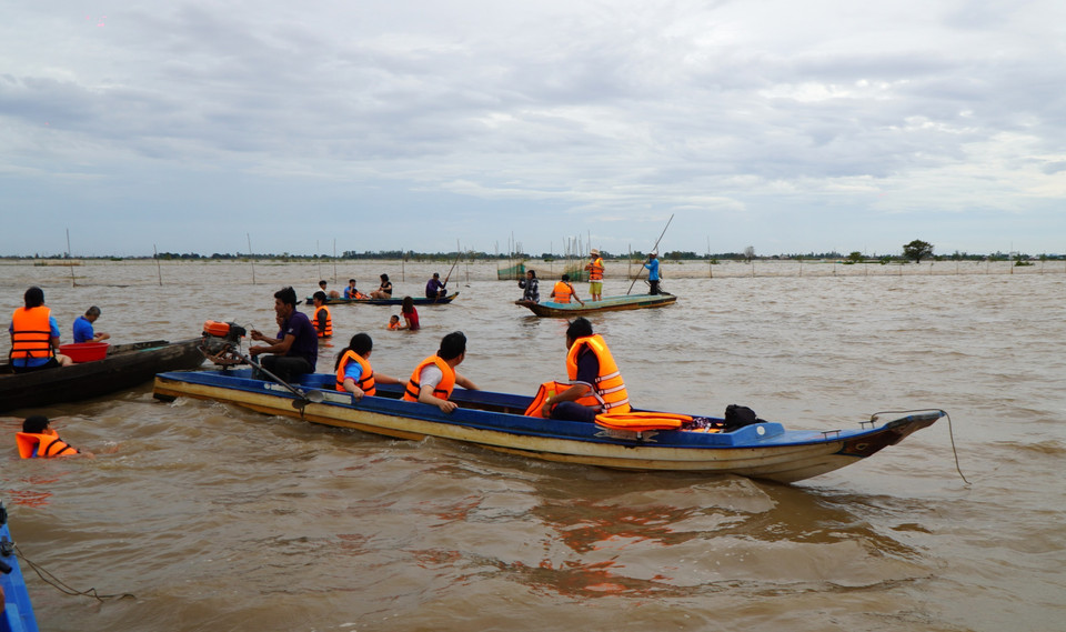 Visitors enjoying the flood season experience in Thuong Phuoc commune, Dong Thap province. (Photo: VNA)