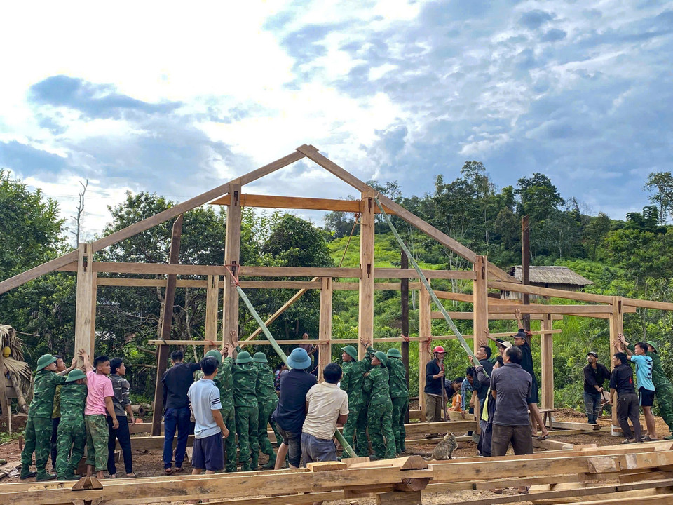 Border guards and residents join hands in building new houses. (Photo: VNA)