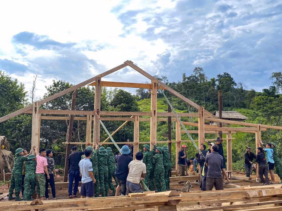 Border guards and residents join hands in building new houses. (Photo: VNA)