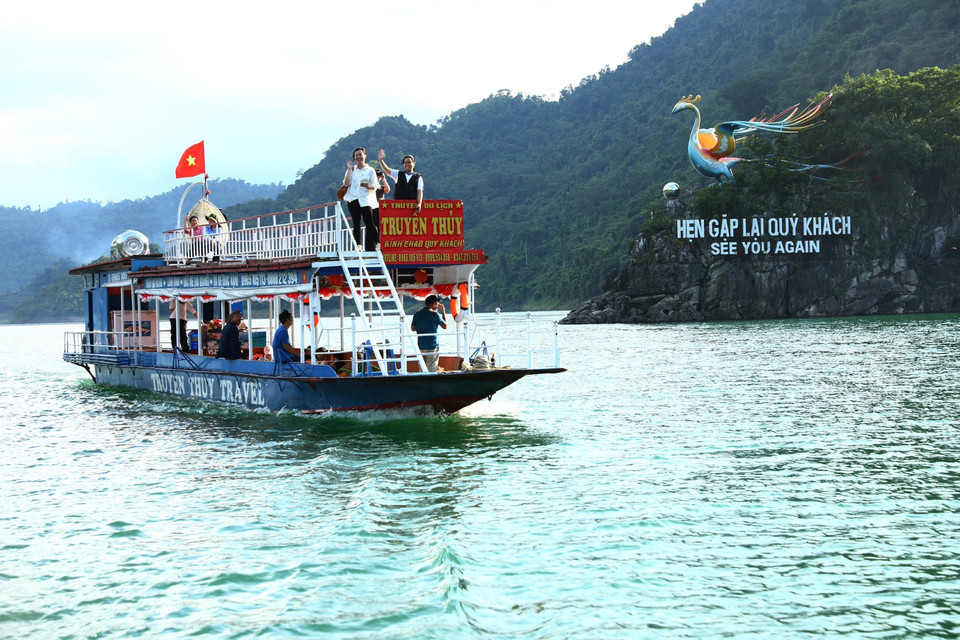 A tourist boat cruise on the Tuyen Quang hydropower reservoir. (Photo: VNA)