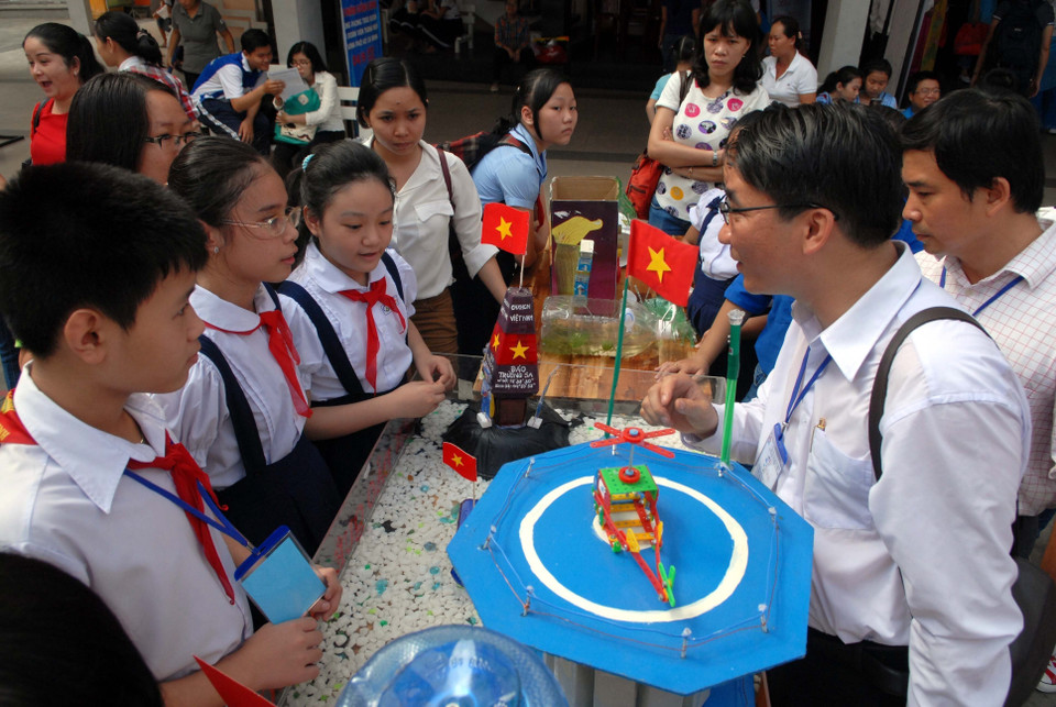 The judging panel evaluates entries at the 10th Ho Chi Minh City Youth Creativity Competition in 2015. (Photo: VNA)