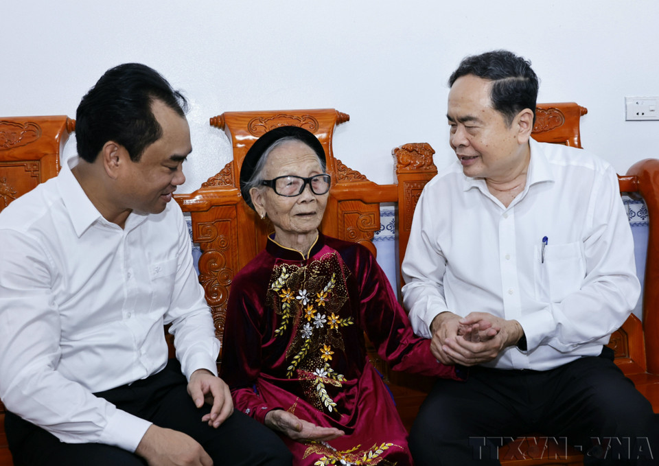 National Assembly Chairman Tran Thanh Man visits Heroic Vietnamese Mother Ta Thi Tran in Van Xuan ward, Thai Nguyen province (July 2025). (Photo: VNA)