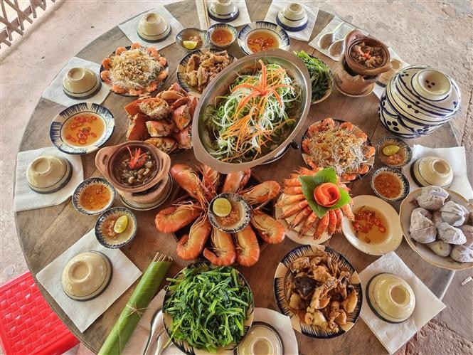 Attractive cuisine is always available at the Con Chim Community Tourism Site in Hoa Minh commune, Vinh Long province. (Photo: VNA)
