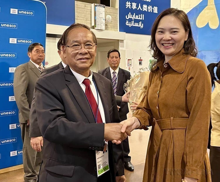 The Vietnamese delegation congratulates the Lao delegation after UNESCO officially approved the boundary modification of the Natural World Heritage site shared by Laos and Vietnam (Paris, July 13, 2025). (Photo: VNA)