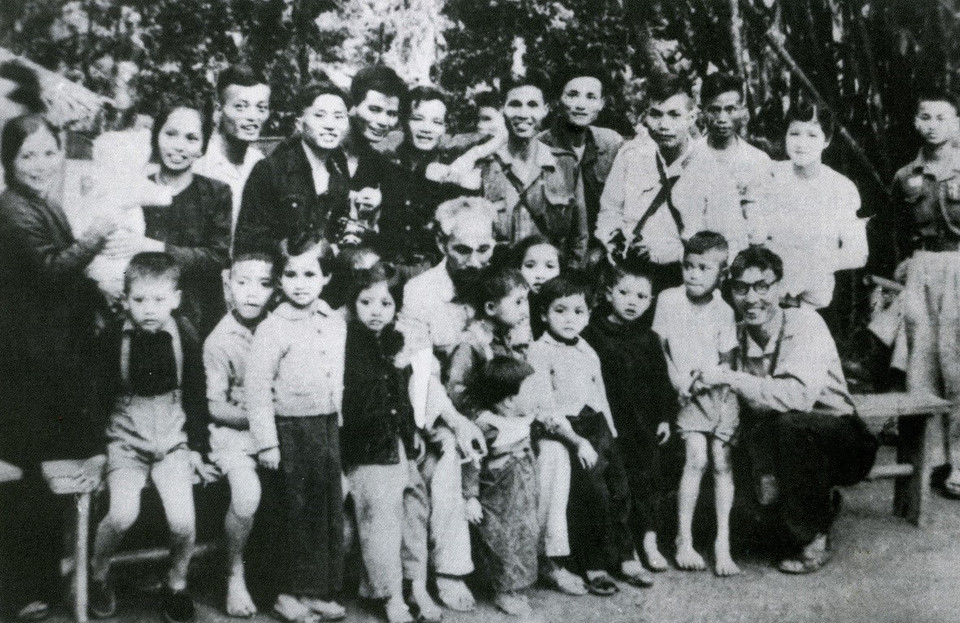 In 1952, President Ho Chi Minh visits the VNA base in Son Duong, Tuyen Quang, and reminds reporters and staff: “The faster the news, the sooner the resistance will triumph.” In the photo: President Ho Chi Minh with the families of VNA staff during the resistance war against the French in Tuyen Quang (1952). (Photo: VNA)