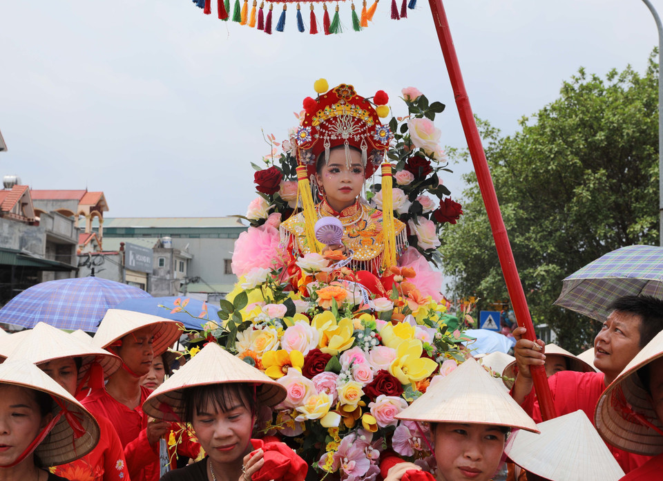The "Lady General" (Co Tuong) is carried in procession during the festival. (Photo: VNA)