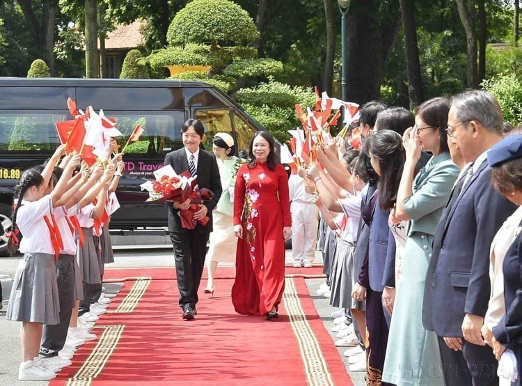 Vice President Vo Thi Anh Xuan hosts a welcoming ceremony for Japan’s Crown Prince Akishino and Princess Kiko on their official visit to Vietnam (Hanoi, September 21, 2023). (Photo: VNA)