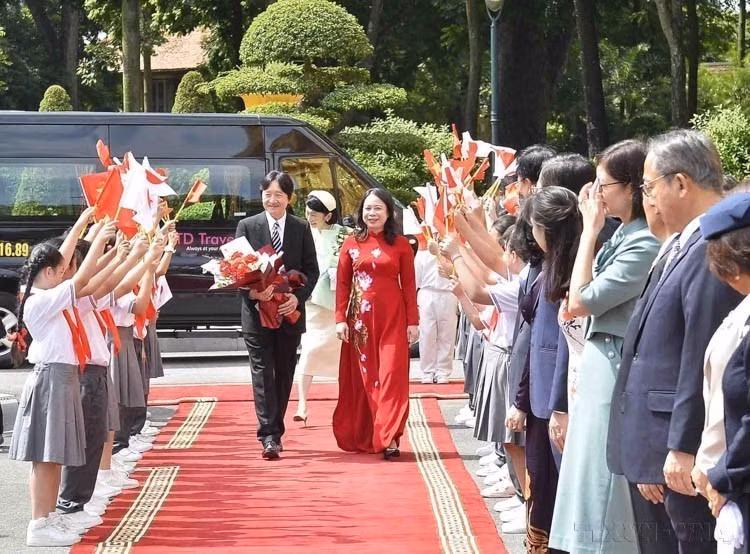 Vice President Vo Thi Anh Xuan hosts a welcoming ceremony for Japan’s Crown Prince Akishino and Princess Kiko on their official visit to Vietnam (Hanoi, September 21, 2023). (Photo: VNA)