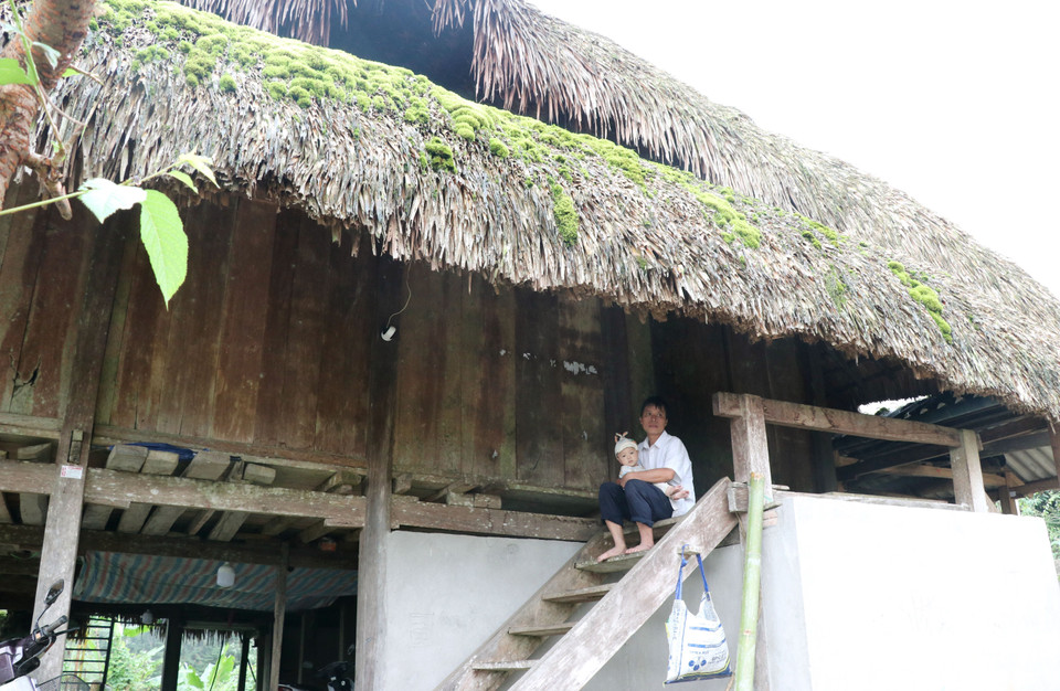 A moss-covered roofed house of the Dao ethnic community in Thanh Thuy border commune, Tuyen Quang. (Photo: VNA)