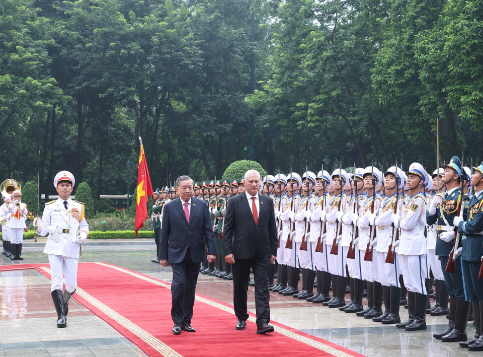 The two leaders inspect the Guard of Honour of the Vietnam People’s Army. (Photo: VNA)