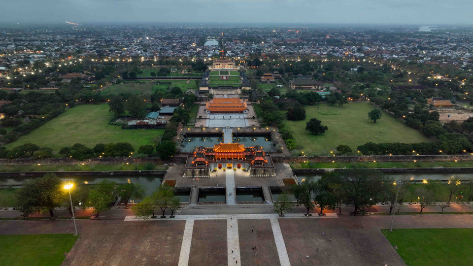 The Hue Imperial Citadel consists of two main areas: The Imperial City and the Forbidden City, each comprising various architectural structures. The Imperial City includes Ngo Mon Gate and Thai Hoa Palace, while the Forbidden City, reserved for the emperor and royal family, includes the Great Palace Gate, Can Chanh Palace, Thai Binh Pavilion, and Dien Tho Residence. (Photo: VNA)