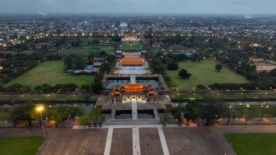 The Hue Imperial Citadel consists of two main areas: The Imperial City and the Forbidden City, each comprising various architectural structures. The Imperial City includes Ngo Mon Gate and Thai Hoa Palace, while the Forbidden City, reserved for the emperor and royal family, includes the Great Palace Gate, Can Chanh Palace, Thai Binh Pavilion, and Dien Tho Residence. (Photo: VNA)