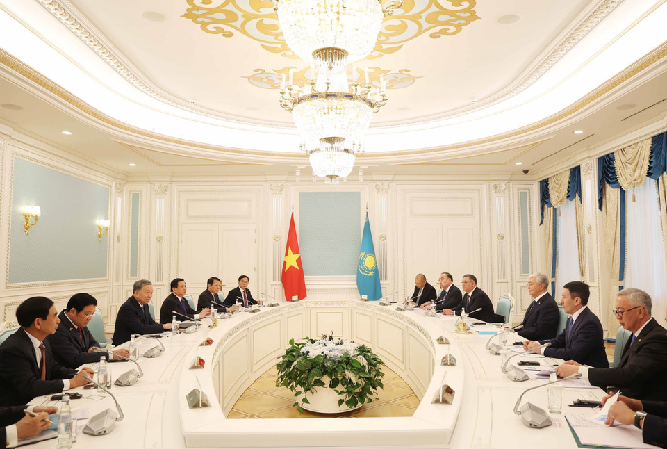 General Secretary To Lam and President Kassym-Jomart Tokayev hold state-level talks. (Photo: VNA)