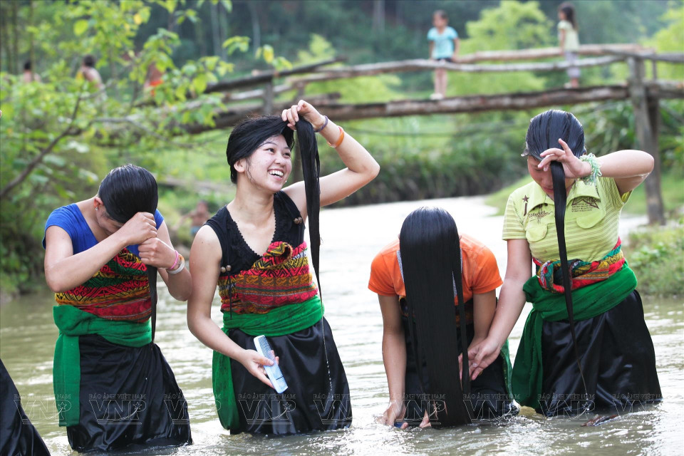 When the sun is gradually setting, villagers go to the stream, where they can clean their bodies, relax, chat, and strengthen the relationship within the village. (Photo: VNA)