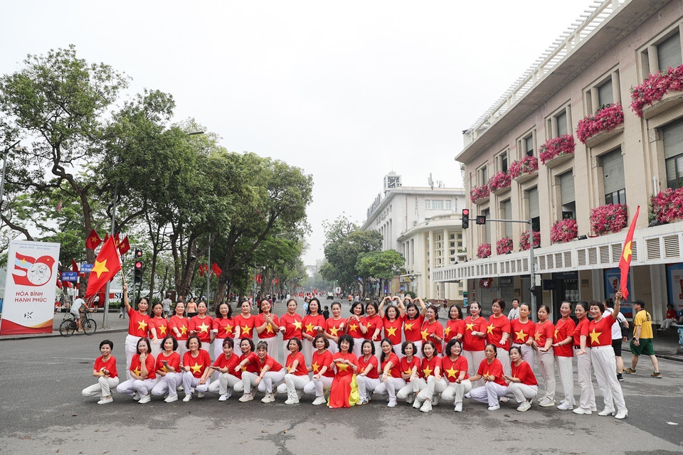 Many people, dressed in outfits featuring the national flag, proudly celebrate 50 years of the Liberation of the South and National Reunification. (Photo: VNA)