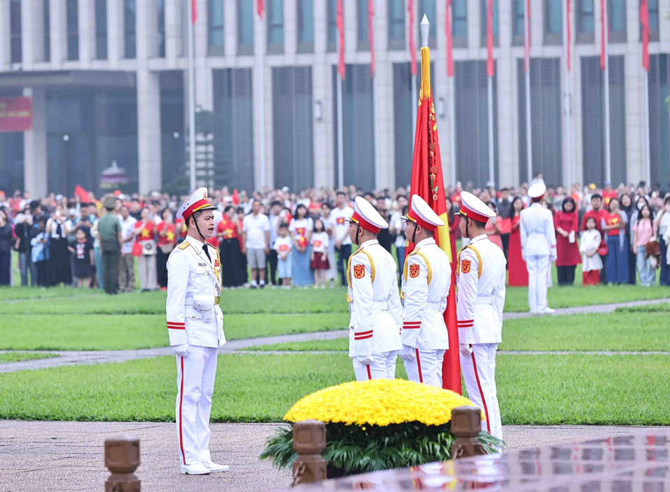 Ceremonial troops solemnly perform the main ceremonial procedures. (Photo: VNA)