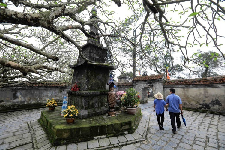 Hue Quang Tower in the Yen Tu Relic and National Forest is the stupa that houses the relics of King–Monk Tran Nhan Tong. Today, the Hue Quang Tower Garden contains 64 towers and tombs, of which 40 were restored in 2002. (Photo: VNA)