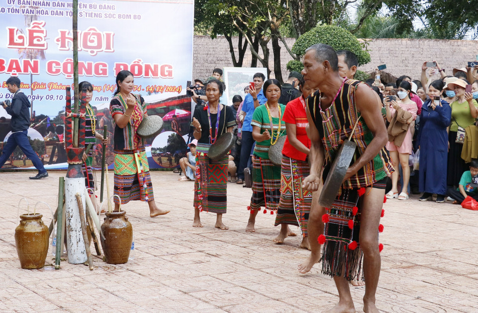 Reenactment of the S’tieng community friend-making festival at the S’tieng Ethnic Culture Preservation Area in Bom Bo hamlet. (Photo: VNA)