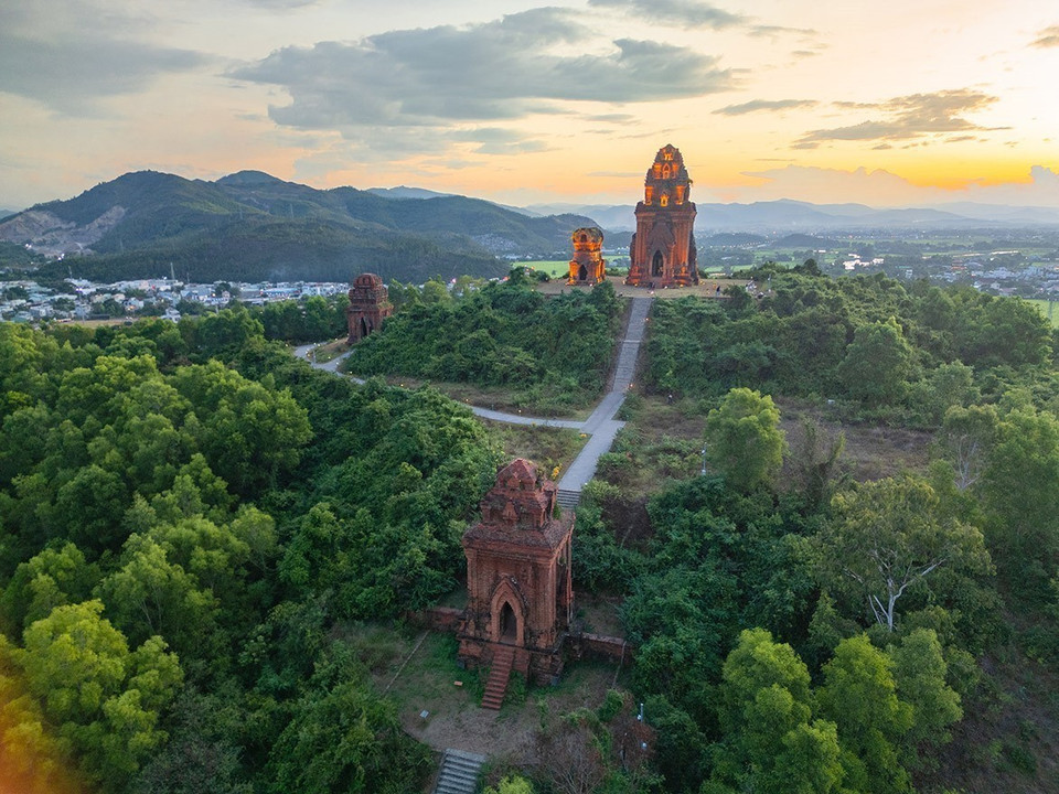 The Banh It tower complex sits on a hilltop in Tuy Phuoc Bac commune, comprising four towers: the Main Tower (Kalan), the Gate Tower (Gopura), the Fire Tower (Kosagrha), and the Stele Tower (Posah). (Photo: VNA)