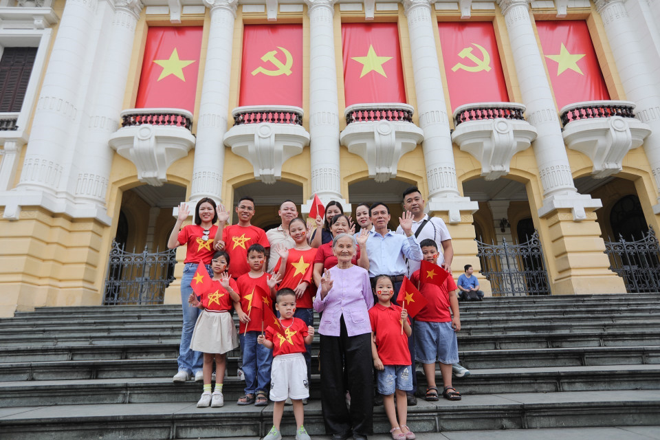 A large family poses for a photo in front of the Hanoi Opera House, capturing a special moment on the morning of April 30. (Photo: VNA)