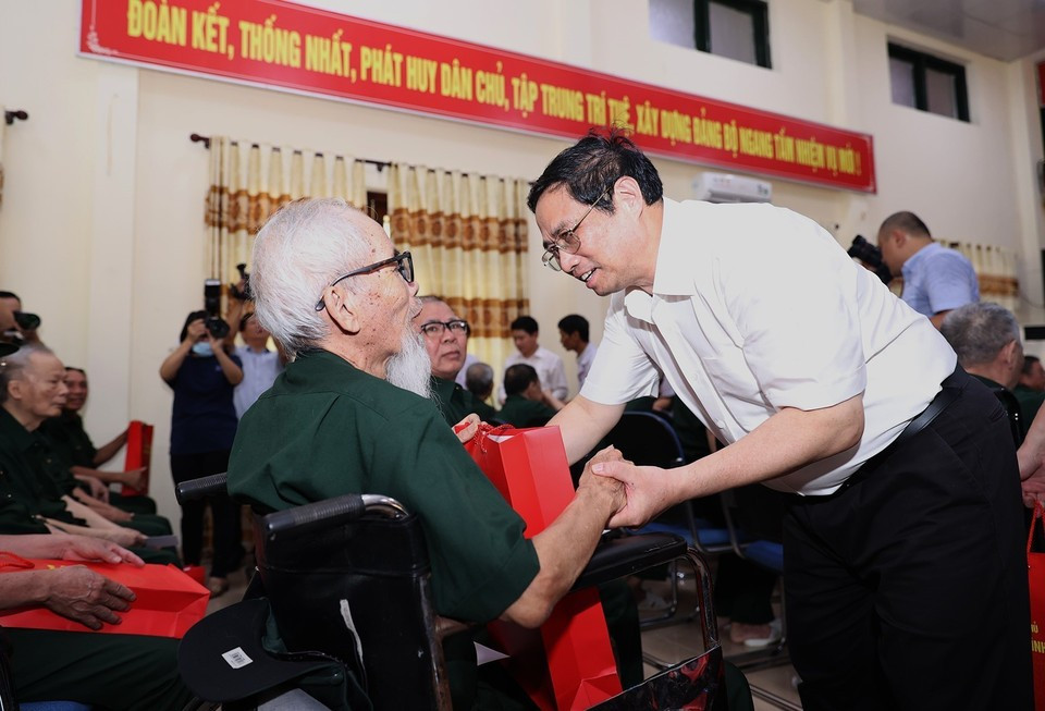 Prime Minister Pham Minh Chinh visits and encourages wounded and sick soldiers at the Kim Bang Nursing Centre on July 19, 2022. (Photo: VNA)