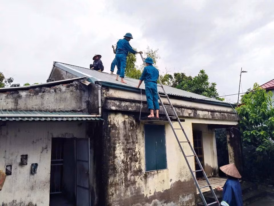Militia forces assist local residents in reinforcing and securing houses in Phu Van ward, Ninh Binh province. (Photo: VNA)