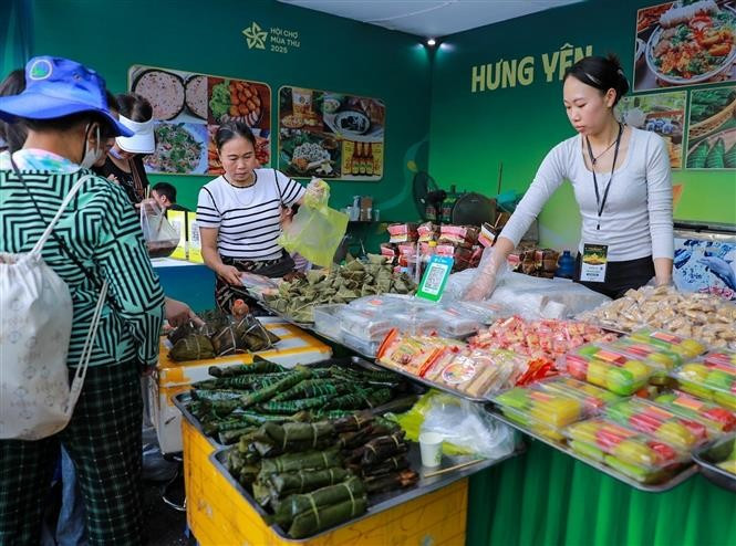 Booths introduce local specialties and culinary highlights from provinces and cities nationwide. (Photo: VNA)