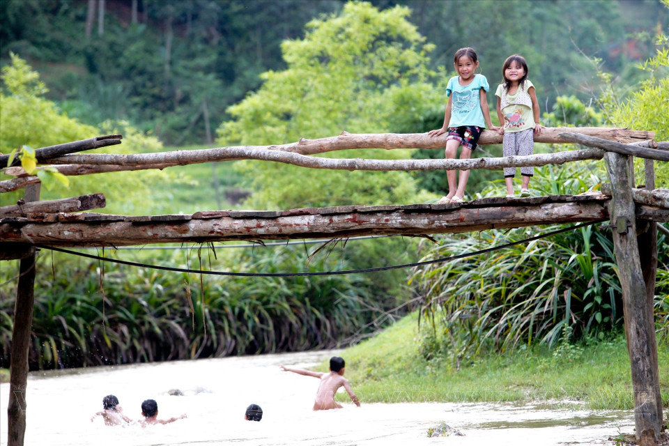 Peaceful scenery by a fresh stream in Mai Chau district, Hoa Binh province. (Photo: VNA)