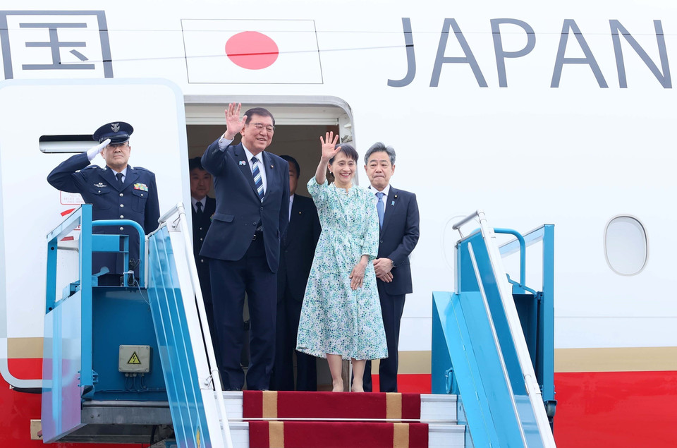 Japanese Prime Minister Ishiba Shigeru and his spouse arrive in Hanoi on April 27, beginning their official visit to Vietnam. (Photo: VNA)