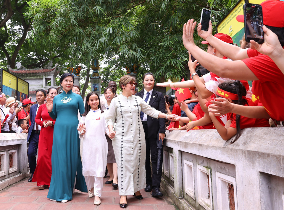 Local people enthusiastically welcome the two spouses, chanting “Vietnam – Cuba”. (Photo: VNA)