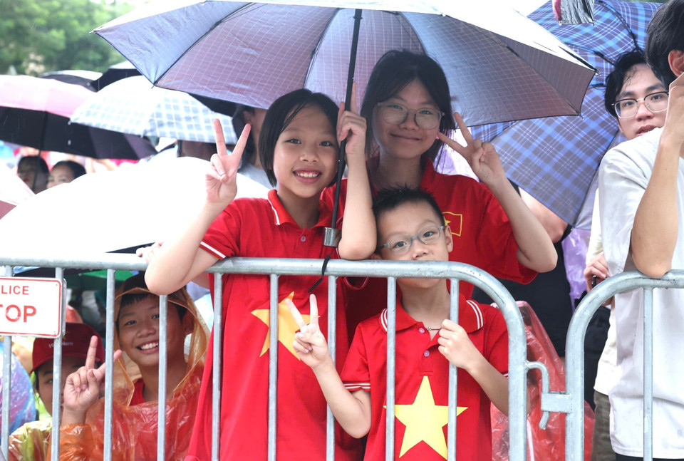 Despite the unstable weather, Hanoi residents gathered early to watch the second grand rehearsal of the parade in preparation for the A80 celebration. (Photo: VNA)