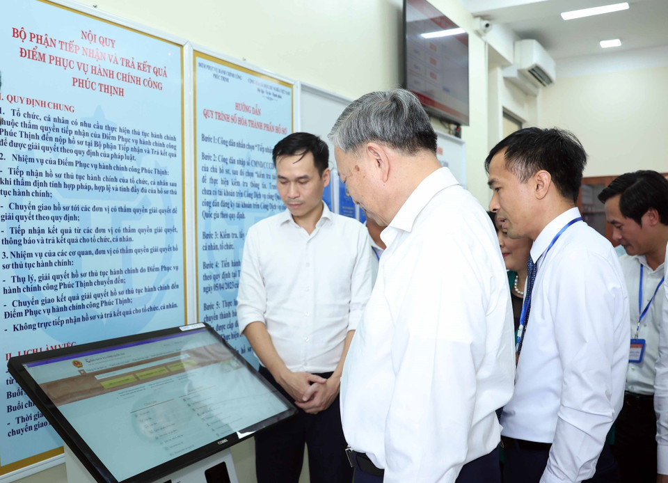 Party General Secretary To Lam inspects operations at the Public Administrative Centre of Phuc Thinh Commune. (Photo: VNA)
