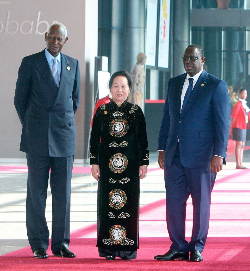 President of Senegal Macky Sall (right) and Secretary-General of the International Organisation of La Francophonie Abdou Diouf welcome Vietnamese Vice President Nguyen Thi Doan to the opening ceremony of the 15th Francophonie Summit in Dakar, Senegal (November 29, 2014). (Photo: VNA)