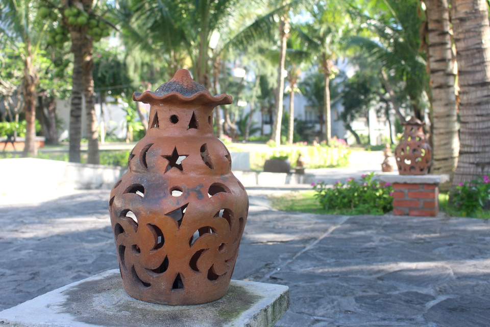 Cham pottery products are widely used by tourism facilities and resorts for decoration, creating unique highlights. (Photo: VNA)