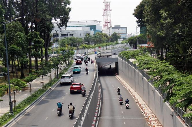 The Phan Thuc Duyen underpass, part of the Tran Quoc Hoan – Cong Hoa road project, is completed during the 2020–2025 term, easing traffic to and from Tan Son Nhat International Airport. (Photo: VNA)