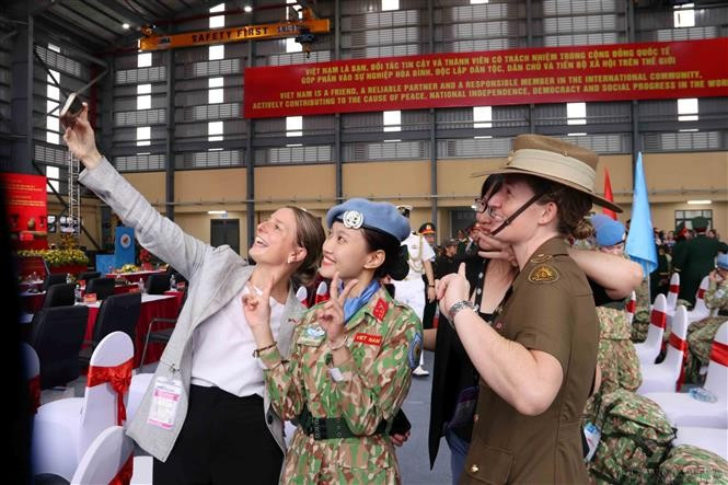 A female officer of Level 2 Field Hospital No. 7 poses with international friends before departing for UN peacekeeping missions in South Sudan (UNMISS) and Abyei (UNISFA). (Photo: VNA)