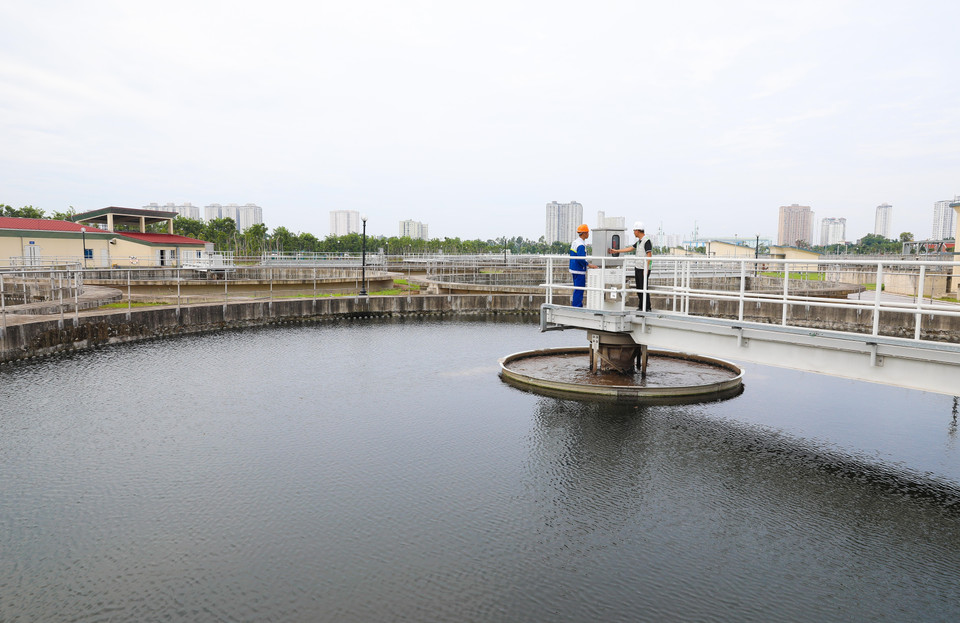 Engineers supervising the operation of the reaction and settling tanks at the Yen Xa Wastewater Treatment Plant. (Photo: VNA)