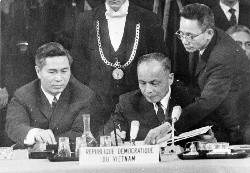 In 1973, the Vietnamese diplomacy records a great success through the signing of the Agreement on ending the war and restoring peace in Vietnam. The United States and other countries recognise the Vietnamese people’s right to self-determination. In photo: Deputy Prime Minister and Foreign Minister of the Democratic Republic of Vietnam Nguyen Duy Trinh signs the agreement in Paris, France, Jan. 27, 1973. (Photo: VNA)