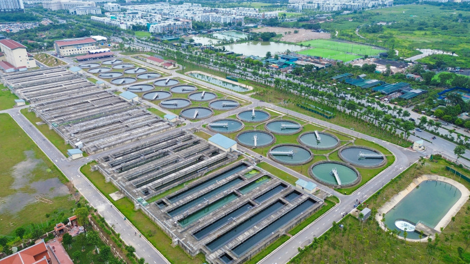 Covering an area of about 13.8 hectares, the first phase of the Yen Xa Wastewater Treatment Plant has a capacity of 180,000 m³ per day and night, which will gradually increase to 270,000 m³ and eventually reach 576,000 m³ per day and night. (Photo: VNA)