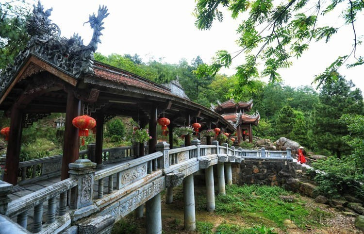 The ancient beauty of Thau Ngoc Bridge inside Con Son Pagoda, part of the Con Son – Kiep Bac Special National Relic Site. (Photo: VNA)
