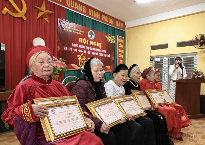 Longevity celebration – a cultural tradition at the beginning of the Lunar New Year in Vietnam. In the photo: presentation of longevity certificates to those aged over 90 in Chuong Duong commune, Hanoi. (Photo: VNA)