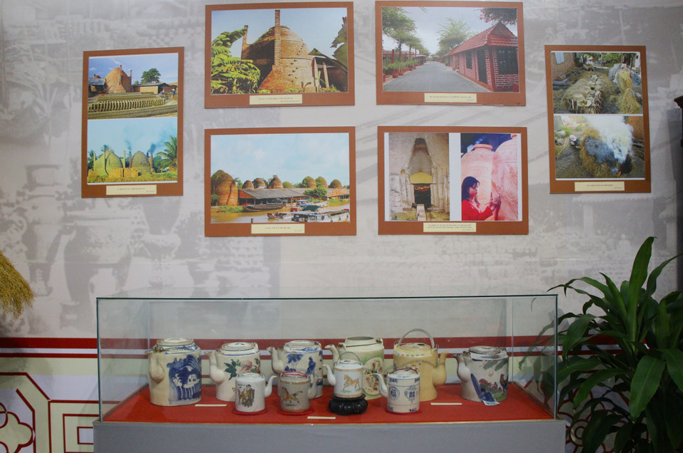 The display area of the Vinh Long Artistic Ceramic and Brick Association. (Photo: VNA)