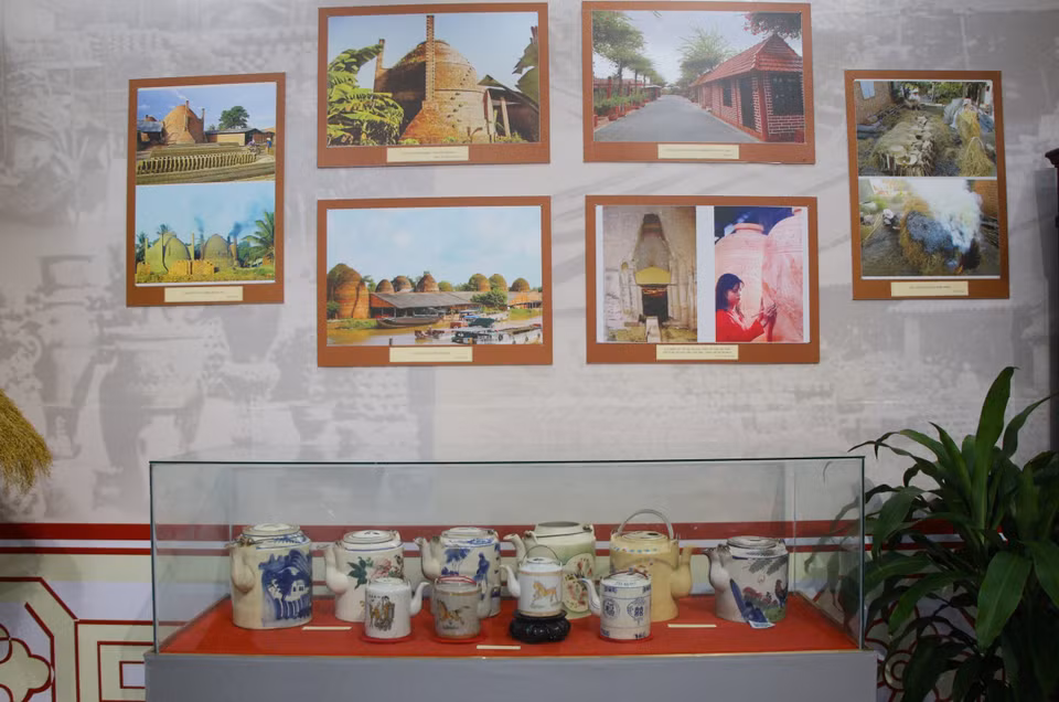 The display area of the Vinh Long Artistic Ceramic and Brick Association. (Photo: VNA)