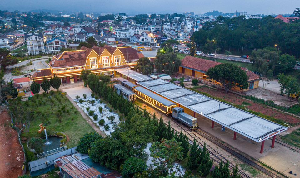 The vintage train runs a round-trip route from Da Lat Station to Trai Mat. (Photo: VNA)