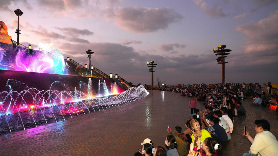 Tourists enjoy the colorful water music performance on top of Ba Den Mountain in a vibrant space. (Photo: VNA)